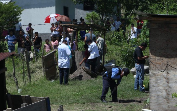 Hombre asegura que pandilleros lo obligaron a lanzar cuerpo de su mujer