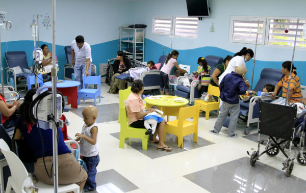 Niños hondureños viven entre sus juegos y quimioterapias