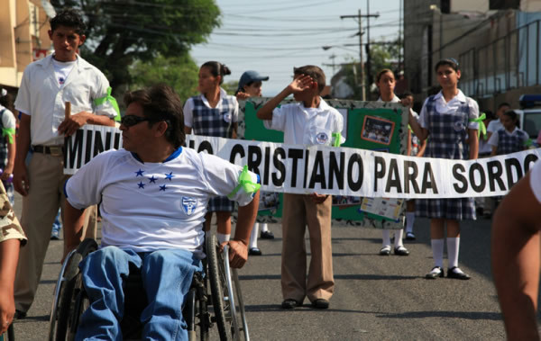 Las personas con retos especiales exigen empleo