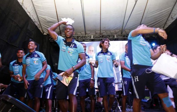 Los jugadores de la Bicolor regalaron camisetas a los hinchas. Foto Neptalí Romero