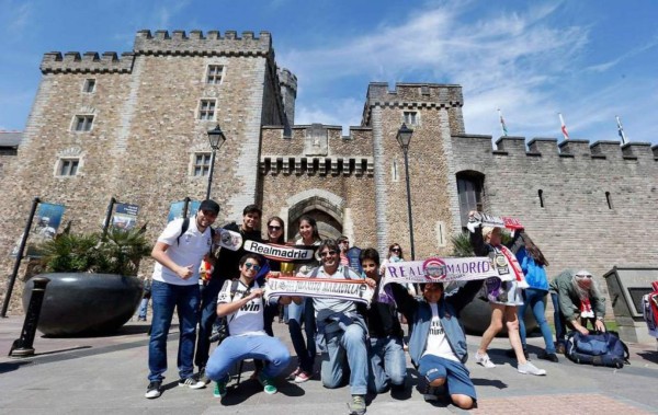 Aficionados del Real Madrid y Sevilla inundan Cardiff