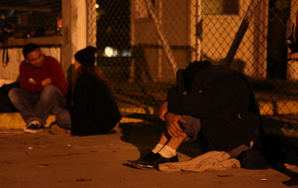 Dormir en aceras, el martirio por un empleo en Honduras