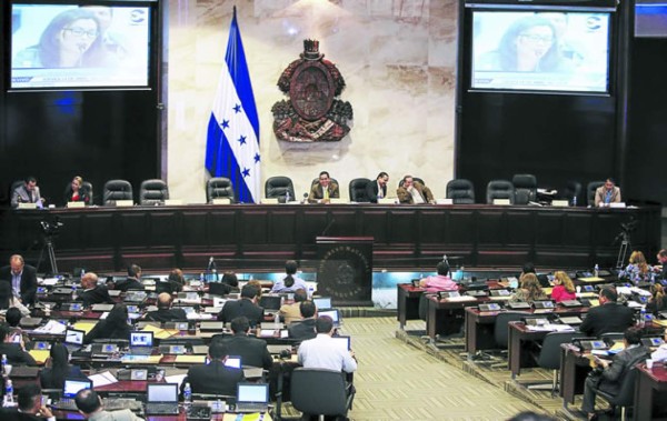 Proponen nivelar los sueldos a burócratas