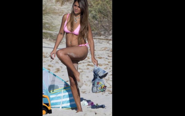 Antonella Roccuzzo enamora con su figura en Ibiza
