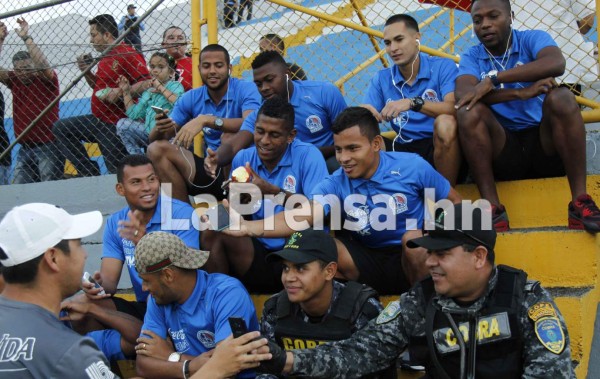 Miembros de la Policía Nacional compartieron con plantilla del Olimpia