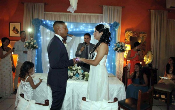 Futbolista Bryan Acosta contrae matrimonio en La Ceiba
