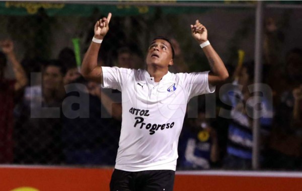 Fredixon Elvir celebra su golazo con el Honduras Progreso ante el Olimpia. Foto Delmer Martínez