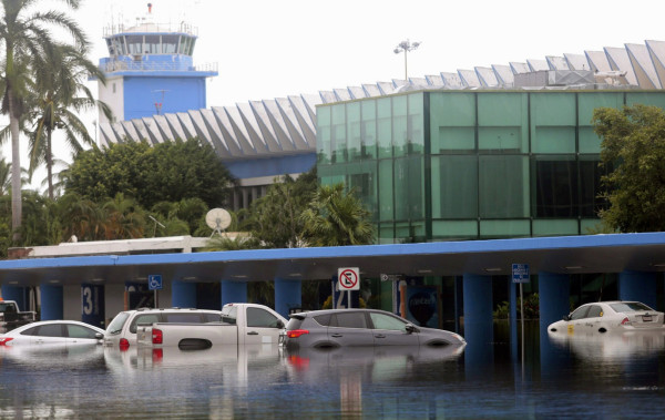 Evacuan a turistas varados en Acapulco
