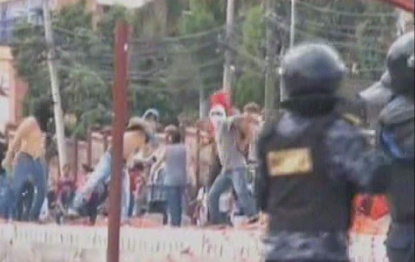 Policías y supuestos estudiantes se enfrentan en la Unah