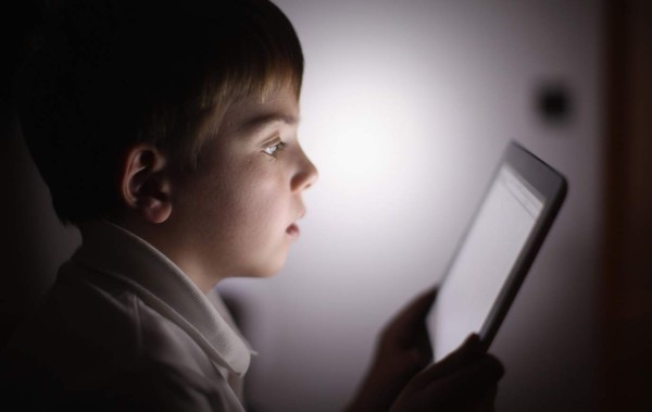 La luz de los smartphones y tablets reduce el sueño en los niños