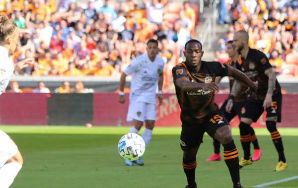 El Houston Dynamo con Maynor y Boniek amargaron debut del 'Chicharito' Hernández en la MLS