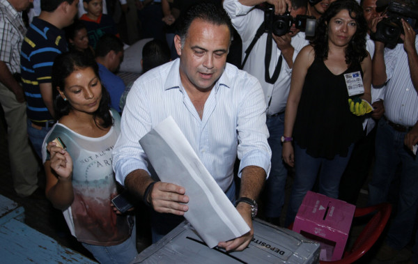 Juan Orlando Hernández acompaña a Armando Calidono a votar