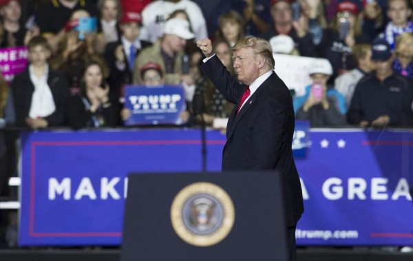 ﻿Trump da un plantón a la prensa y exhibe fuerza en un mitin en Michigan