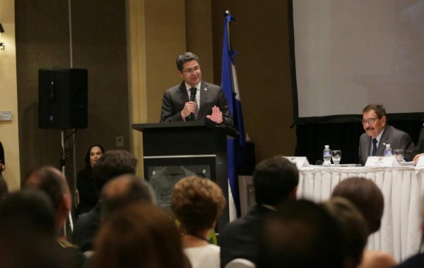 Juan Orlando Hernández viaja a Chile a la toma de posesión de Piñera