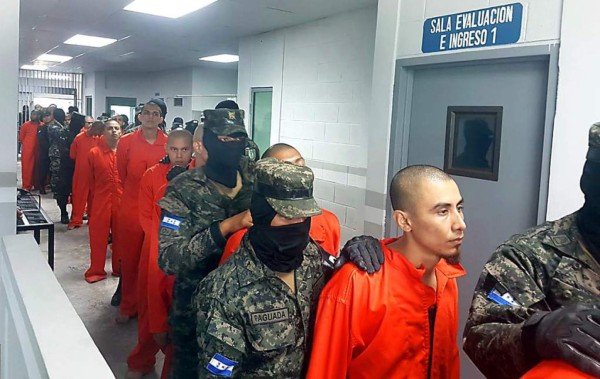 Encuentran muertos a dos reclusos en celdas de cárcel La Tolva