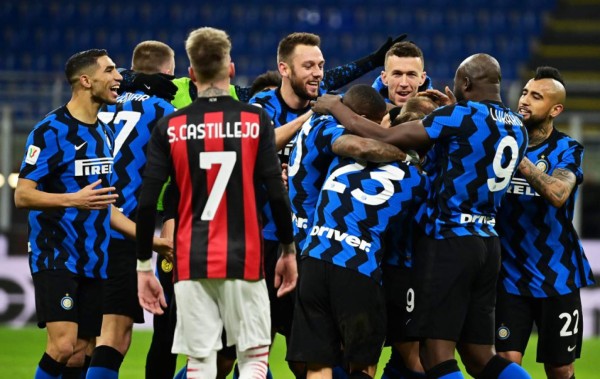 Video: Inter elimina al Milan de la Copa Italia en derbi lleno de polémica