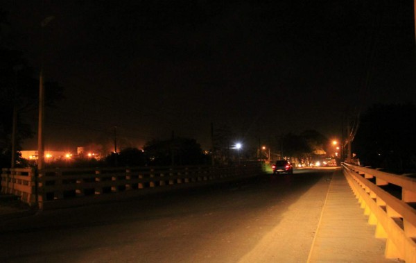 A oscuras está el puente de Las Brisas sobre la Júnior
