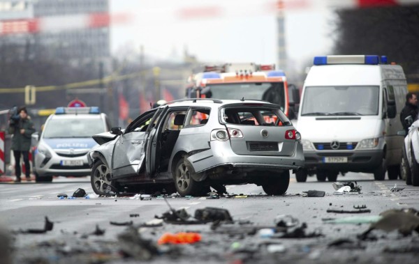 Explota carro en Berlín y muere el conductor