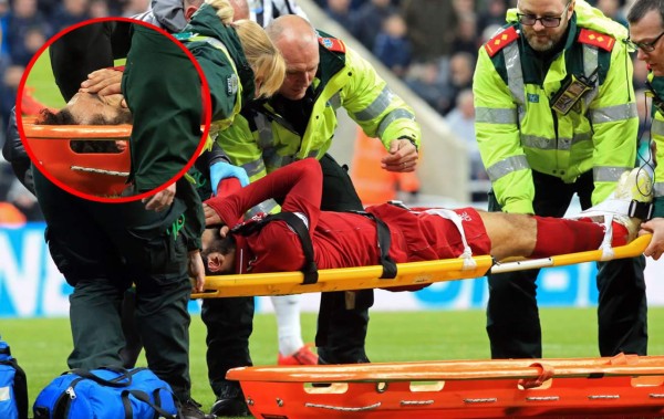 Alarma en Liverpool: Salah se retira en camilla y llorando a tres días de recibir al Barça
