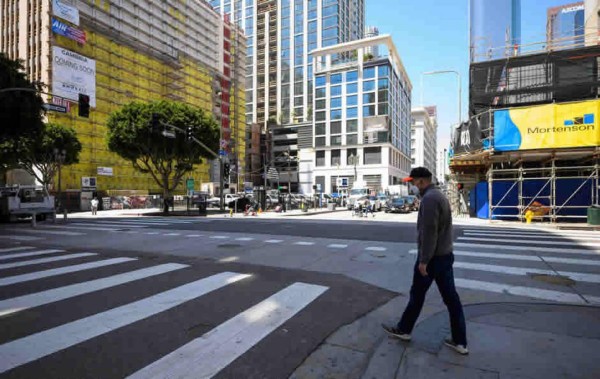 Distanciamiento social temprano en California 'hizo la diferencia' con COVID-19