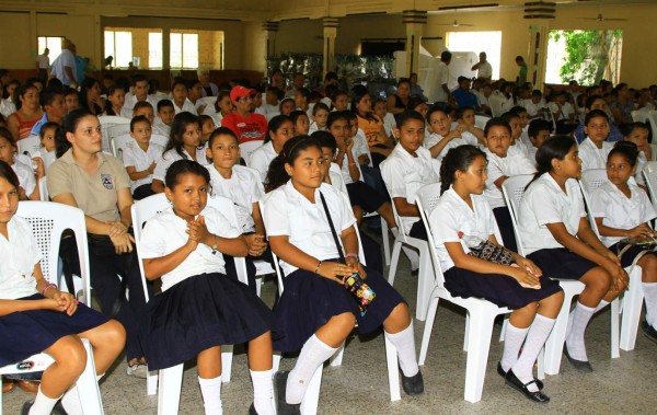 Cambian plásticos por pupitres
