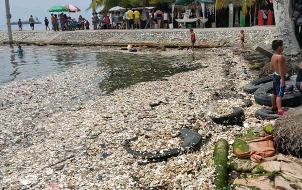 Toneladas de basura arrastradas desde Guatemala cubren de nuevo las playas