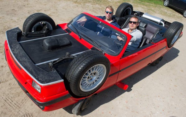 Un automóvil al revés