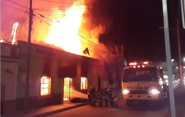 Incendio consumió dos inmuebles en Siguatepeque