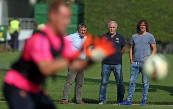 El Barça se entrena sin Luis Enrique, pero ante mirada de Carles Puyol