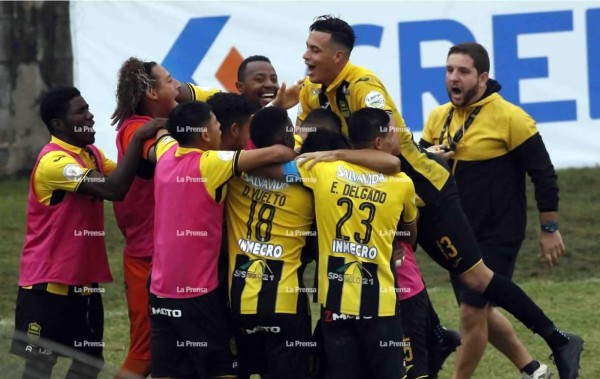 Los jugadores del Real España celebran la anotación de César Oseguera, que al final significó la clasificación a las semifinales.