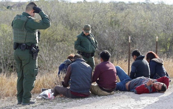 ¡Cacería de migrantes! Texas comienza a arrestar indocumentados que recién cruzaron la frontera