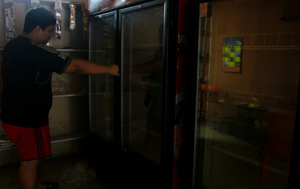 Así sufren los sampedranos en sus negocios por falta de luz