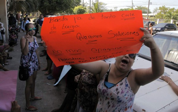 Protestan por racionamientos de energía en La Ceiba