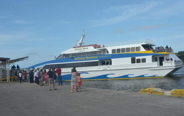 Salvadoreños comienzan a disfrutar del Caribe de Honduras