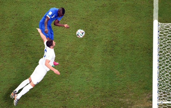 Italia se queda con el clásico mundialista gracias a Balotelli