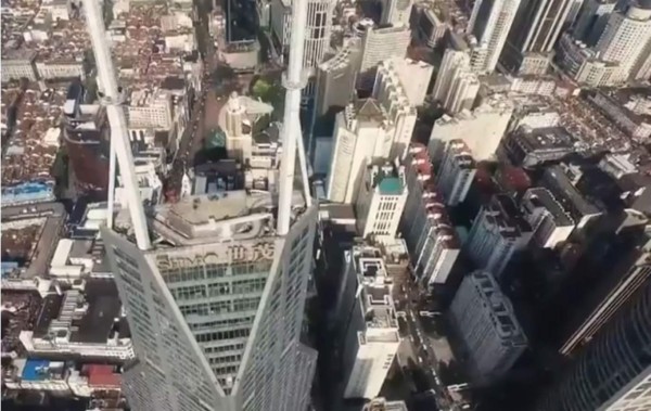 Dos 'ninjas' rusos escalan uno de los rascacielos más altos de China
