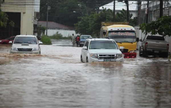 Lluvias dejan inundadas varias calles y avenidas de La Ceiba