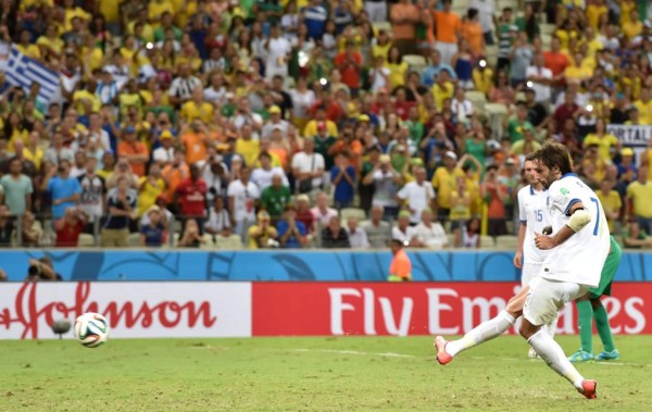 Samaras clasifica a Grecia a octavos con un gol de penal en el descuento