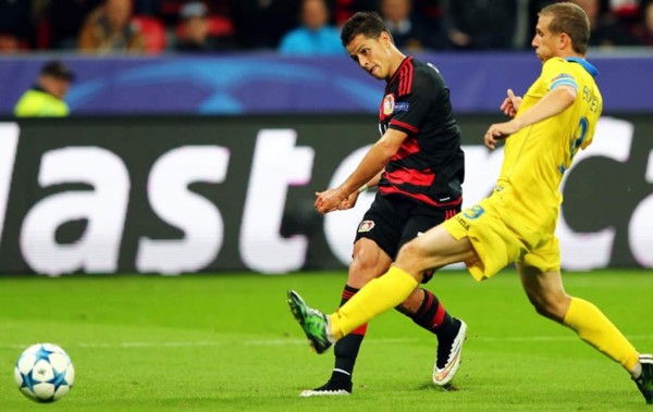 Chicharito, primer mexicano en anotar con 3 clubes en Champions