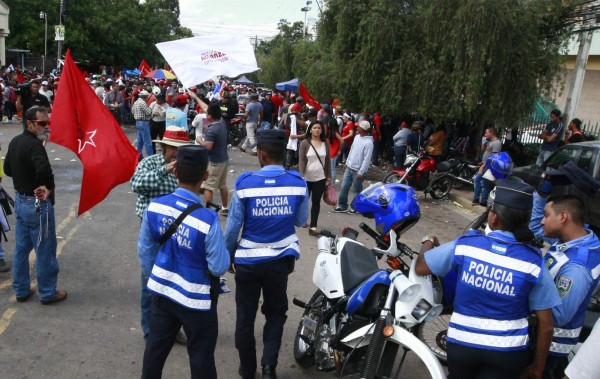 Policía pide a manifestantes desalojar pacíficamente