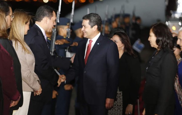 Presidente de Honduras llega a Perú para firmar convenio
