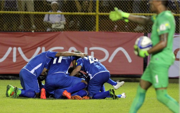 El Salvador vence a Curacao y va al grupo de Honduras