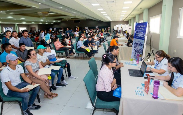 Más de 400 plazas ofrecen en feria de empleo de UTH
