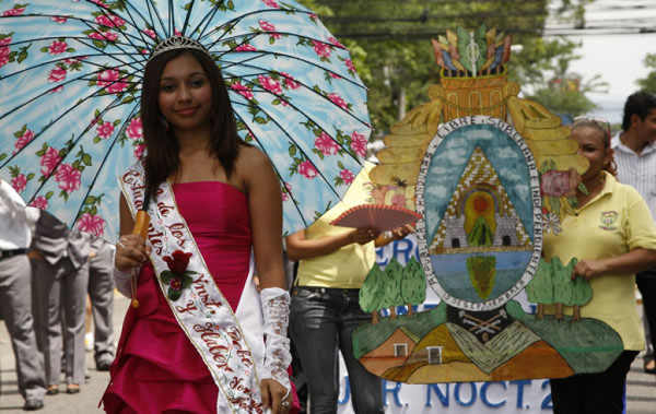 Colorida fiesta cívica en honor a Honduras