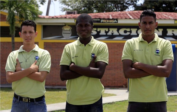 Practicantes por la mañana; futbolistas por la tarde