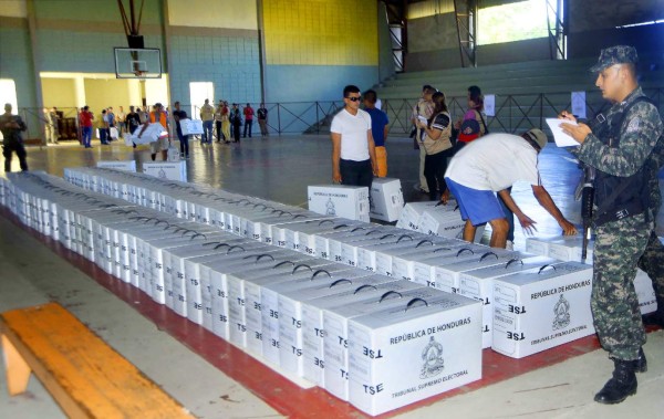 El jueves llegará el material electoral a Cortés, hoy salen para USA