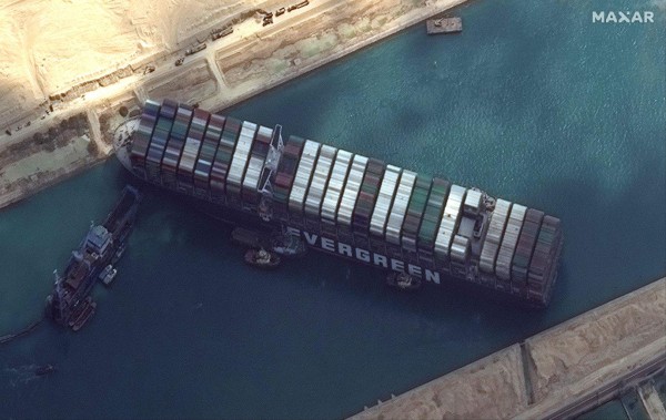 Buque encallado en el Canal de Suez podría ser reflotado la 'próxima semana'
