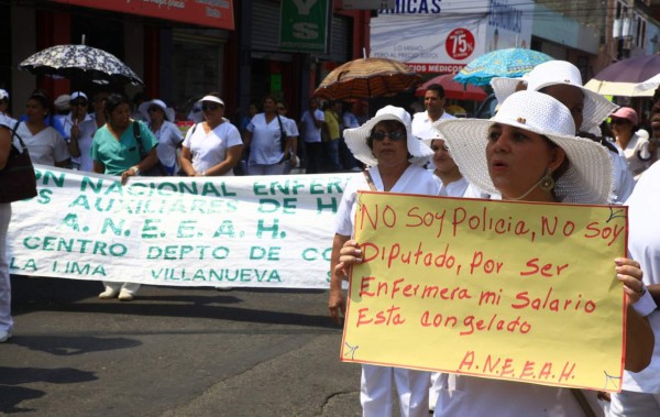 Enfermeras hondureñas exigen mejores condiciones laborales en su día