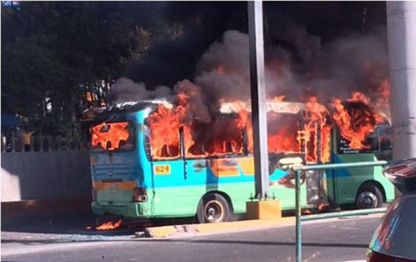 Se incendia bus rapidito cerca de gasolinera en Tegucigalpa