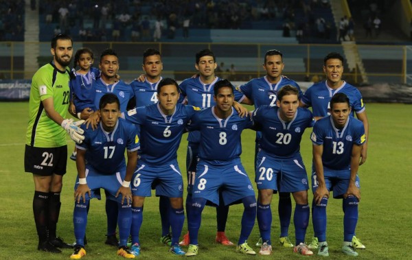 Prensa salvadoreña dice que están vivos de milagro